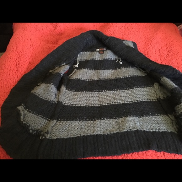 Sweater, Size Large - Picture 7 of 8